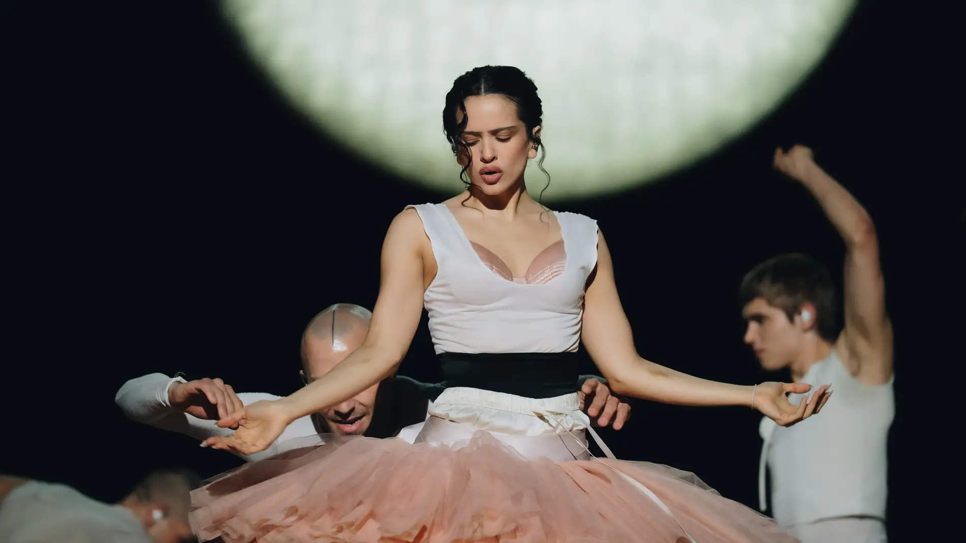 Más imágenes de Rosalía con tutú Más imágenes de Rosalía con tutú