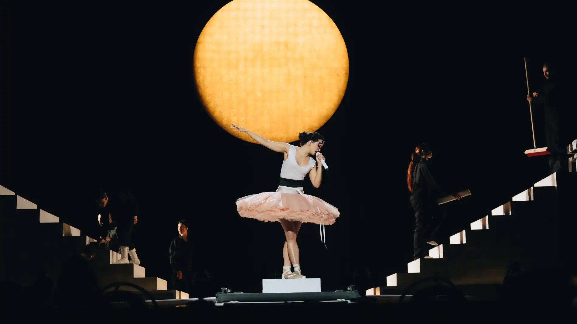 El ballet, elemento protagonista del primer acto del 'LUX TOUR' de Rosalía El ballet, elemento protagonista del primer acto del 'LUX TOUR' de Rosalía