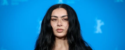 Charli XCX en el photocall de la pel&iacute;cula que protagoniza, 'The Moment'