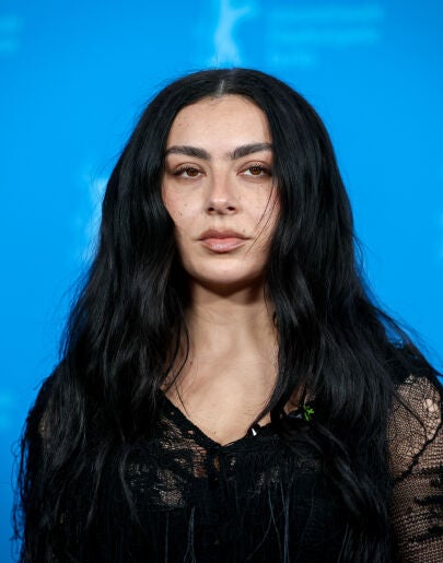 Charli XCX en el photocall de la película que protagoniza, 'The Moment'