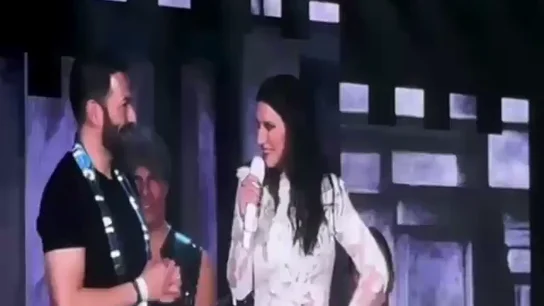 Laura Pausini le cuenta a un fan la verdad sobre el teleprompter Laura Pausini le cuenta a un fan la verdad sobre el teleprompter