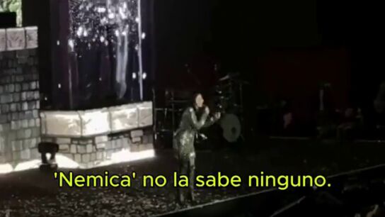 Laura Pausini critica las peticiones de sus fans y móvil del público