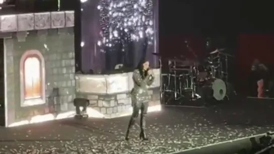 Laura Pausini canta 'Bastaba' a capela Laura Pausini canta 'Bastaba' a capela