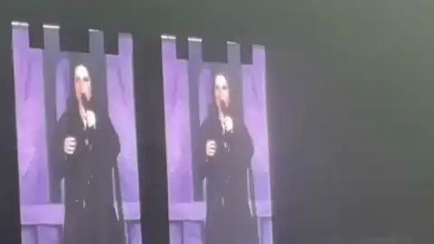 Laura Pausini interrumpe su concierto para hablar con un fan borracho Laura Pausini interrumpe su concierto para hablar con un fan borracho