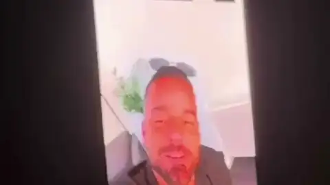 Laura Pausini hace una videollamada con Ricky Martin desde el Movistar Arena de Madrid Laura Pausini hace una videollamada con Ricky Martin desde el Movistar Arena de Madrid