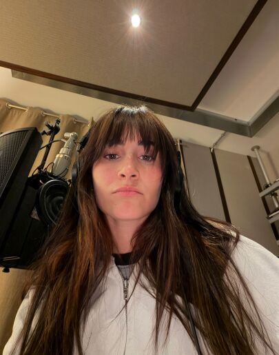 Aitana en el estudio de grabación