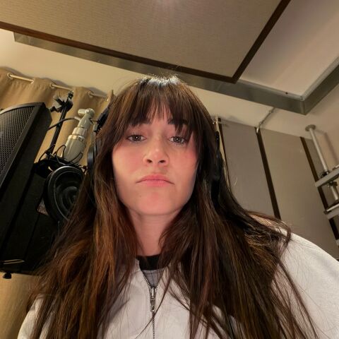 Aitana en el estudio de grabación