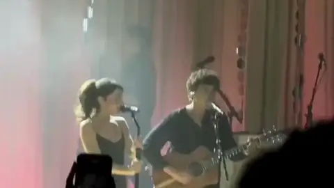 Mafalda Cardenal y Antón Carreño cantan 'color estival' Mafalda Cardenal y Antón Carreño cantan 'color estival'