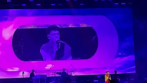 Louis Tomlinson cantando 'Miss You' Louis Tomlinson cantando 'Miss You'