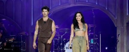 Joe Jonas y Demi Lovato en concierto en 2025