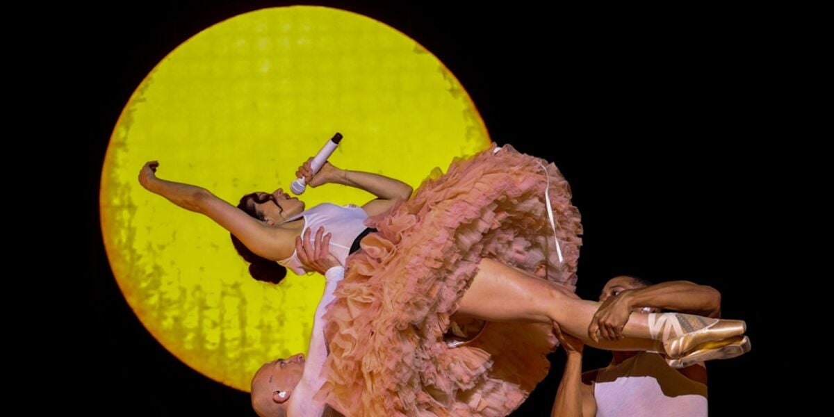 As&iacute; ha sido el primer concierto de Rosal&iacute;a en Barcelona con su 'Lux Tour': l&aacute;grimas, risas y Yolanda Ramos
