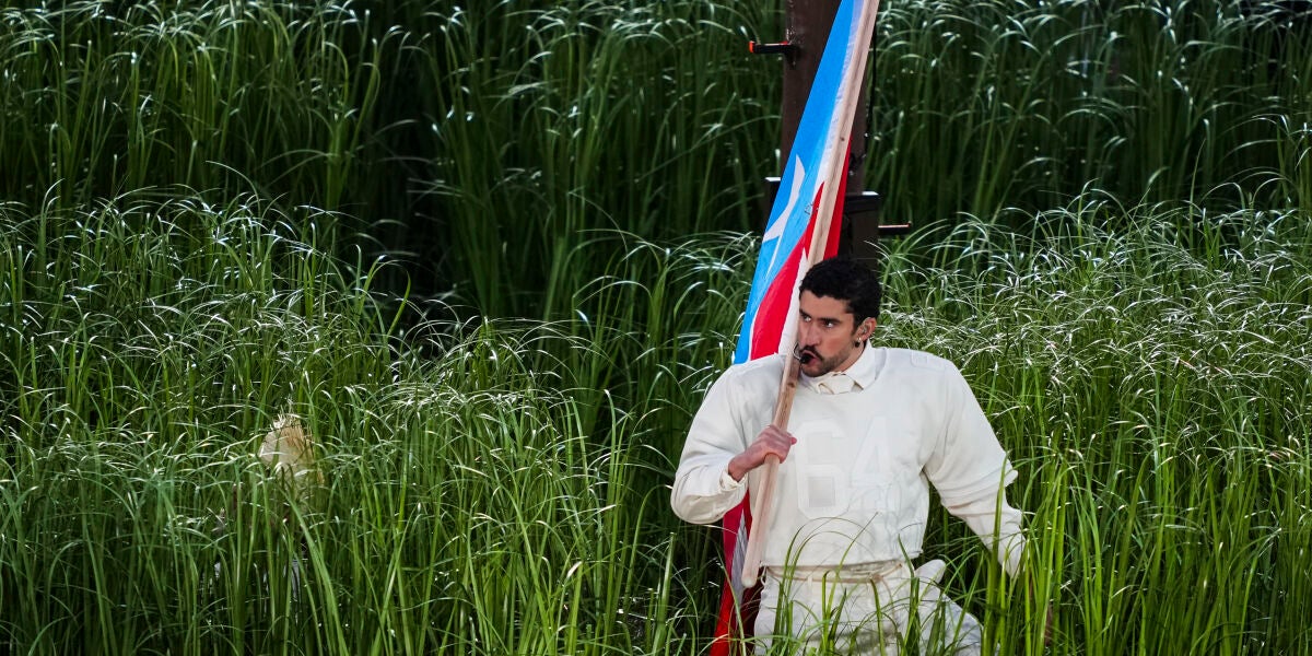 Bad Bunny pas&oacute; de ser reponedor en un supermercado a llevar la m&uacute;sica latina (y las banderas de toda la comunidad) al espect&aacute;culo del intermedio de la Super Bowl 2026