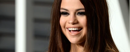Selena Gomez se une al trend de volver a 2016 con un viral maquillaje Selena Gomez se une al trend de volver a 2016 con un viral maquillaje