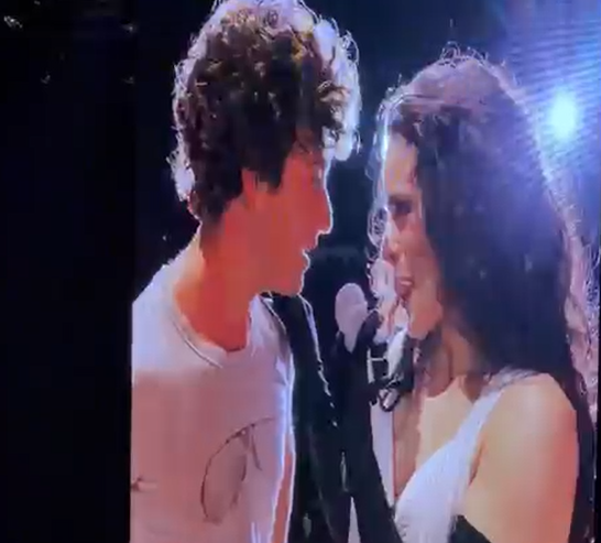 Guitarricadelafiente cuenta su primera experiencia con un chico en el confesionario de Rosalía en Barcelona Guitarricadelafiente cuenta su primera experiencia con un chico en el confesionario de Rosalía en Barcelona