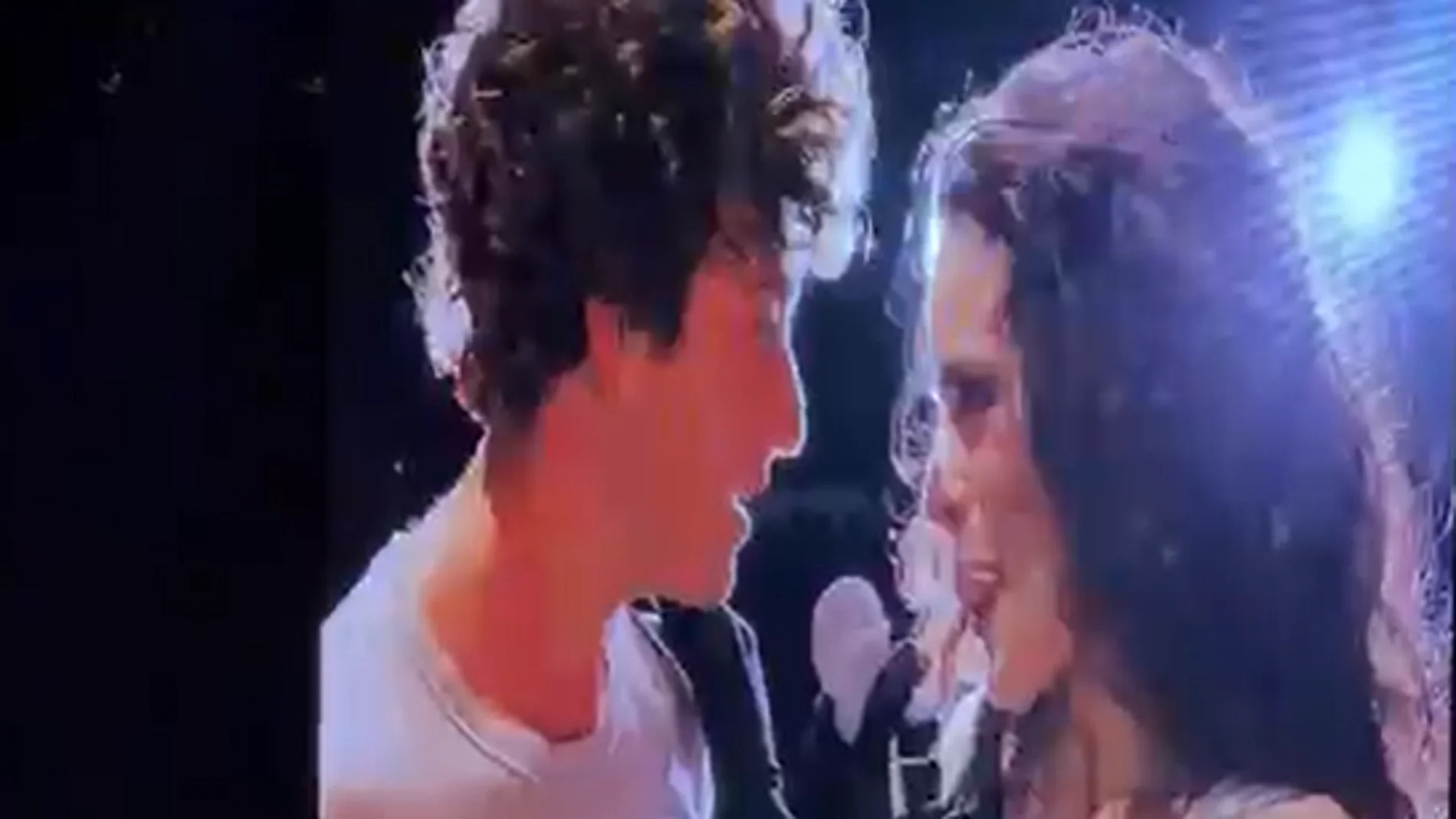 Guitarricadelafiente cuenta su primera experiencia con un chico en el confesionario de Rosalía en Barcelona Guitarricadelafiente cuenta su primera experiencia con un chico en el confesionario de Rosalía en Barcelona