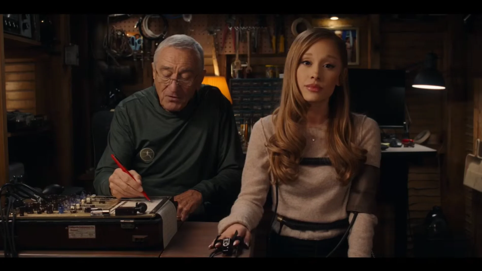 Ariana Grande y Robert de Niro en 'Ahora los suegros son ellos' Ariana Grande y Robert de Niro en 'Ahora los suegros son ellos'