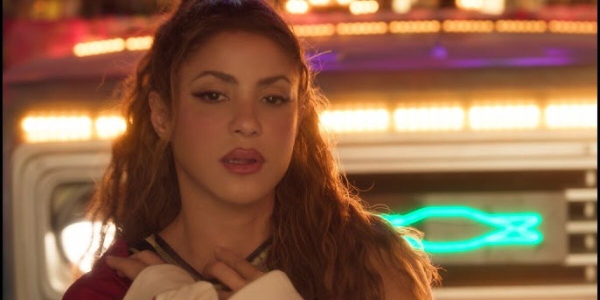 Shakira, en el videoclip de 'ALGO T&Uacute;'