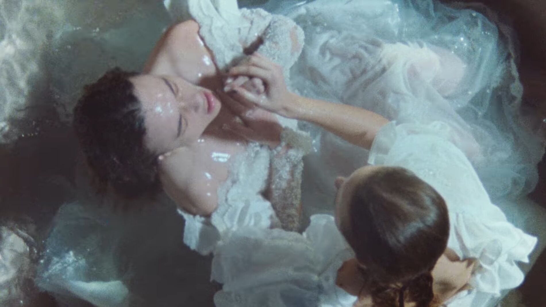 Frame del videoclip de 'Focu 'ranni'