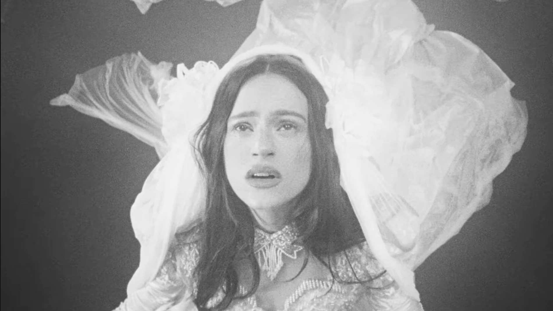 Rosalía en el videoclip de 'Focu 'ranni' Rosalía en el videoclip de 'Focu 'ranni'