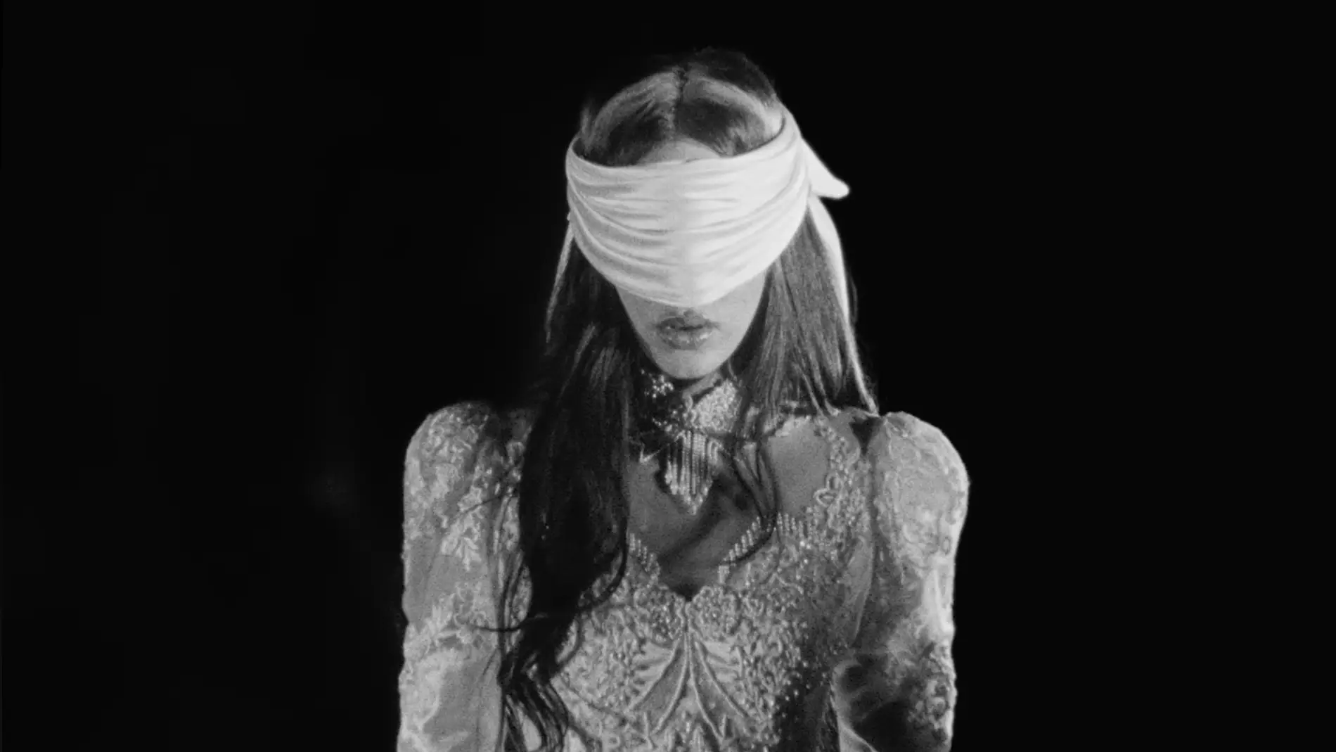 Rosalía con los ojos vendados en el videoclip de 'Focu 'ranni' Rosalía con los ojos vendados en el videoclip de 'Focu 'ranni'