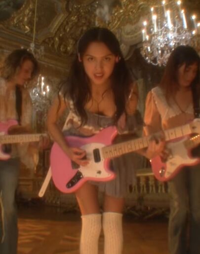 Olivia Rodrigo en el videoclip de 'drop dead'