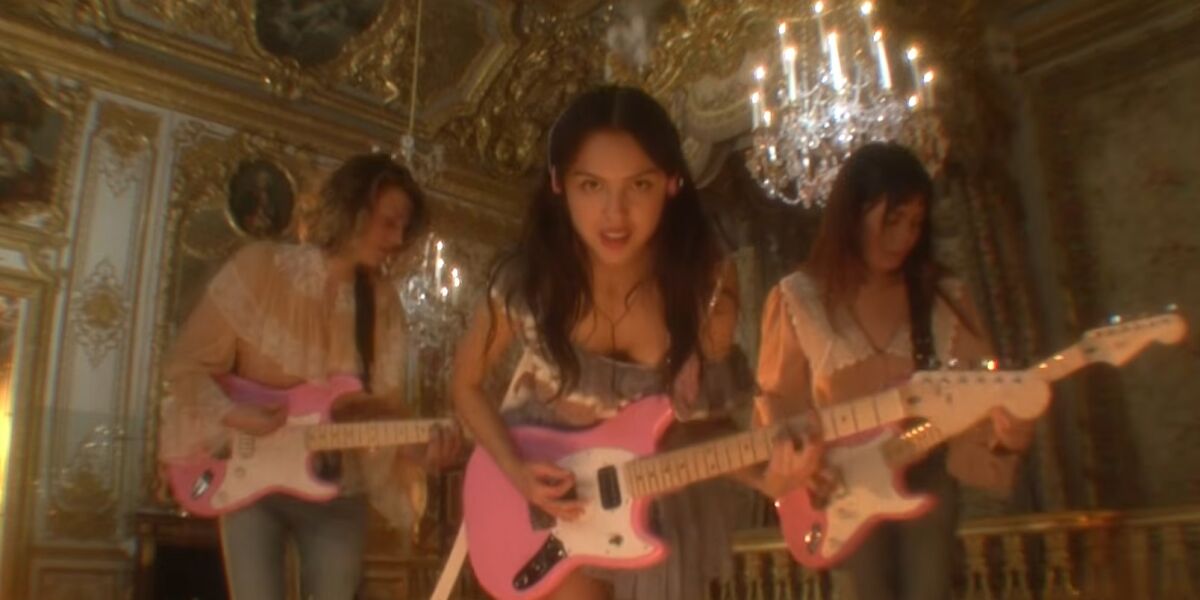 Olivia Rodrigo en el videoclip de 'drop dead'