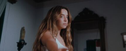 Lola &Iacute;ndigo en el videoclip de 'TUS INICIALES'