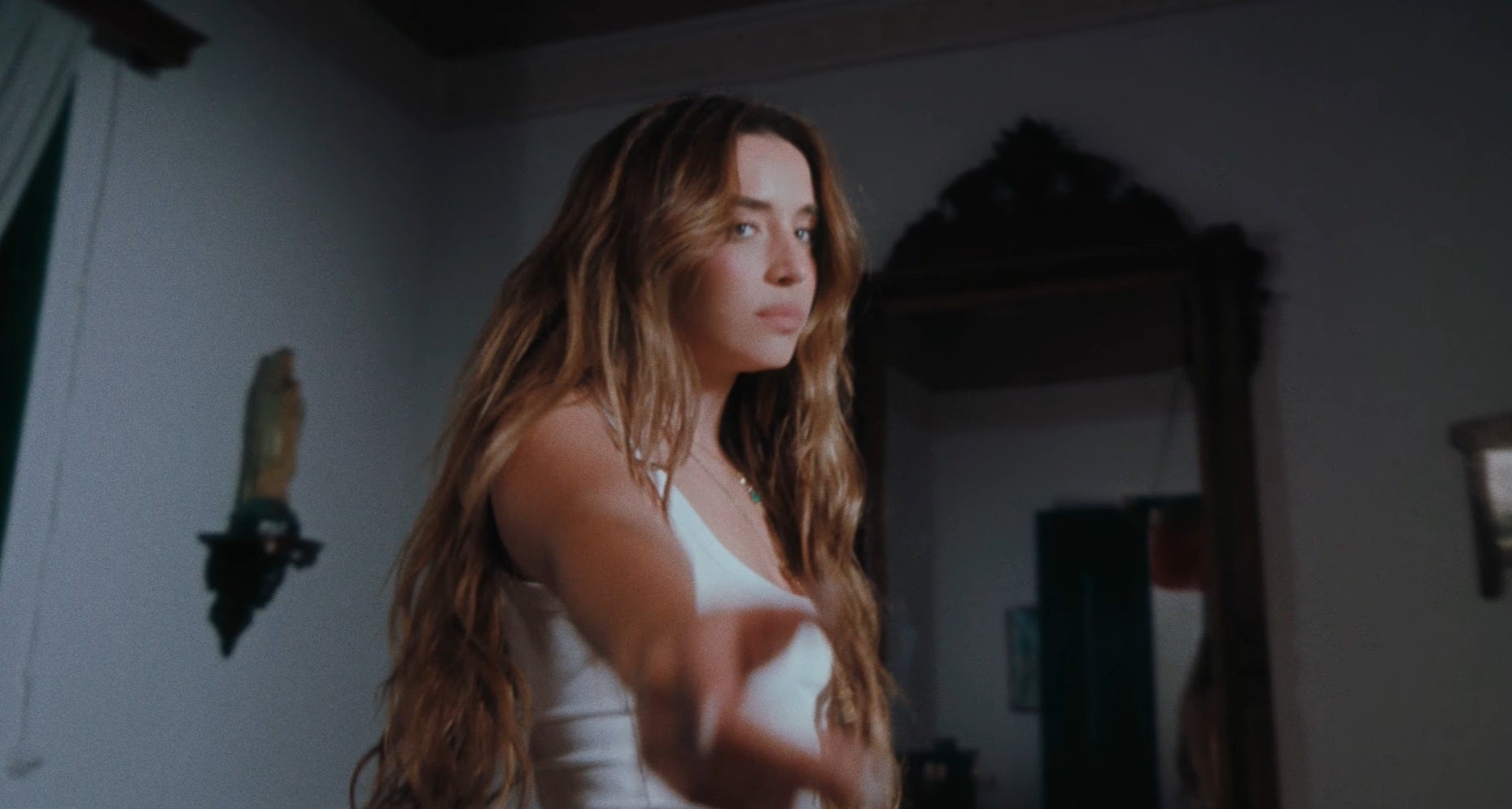 Lola Índigo en el videoclip de 'TUS INICIALES' Lola Índigo en el videoclip de 'TUS INICIALES'