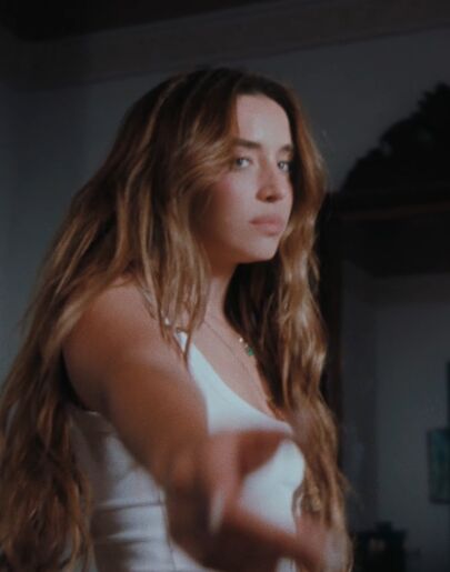 Lola Índigo en el videoclip de 'TUS INICIALES'