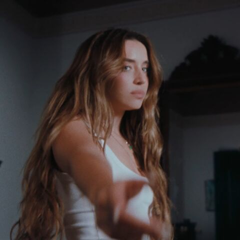 Lola Índigo en el videoclip de 'TUS INICIALES'