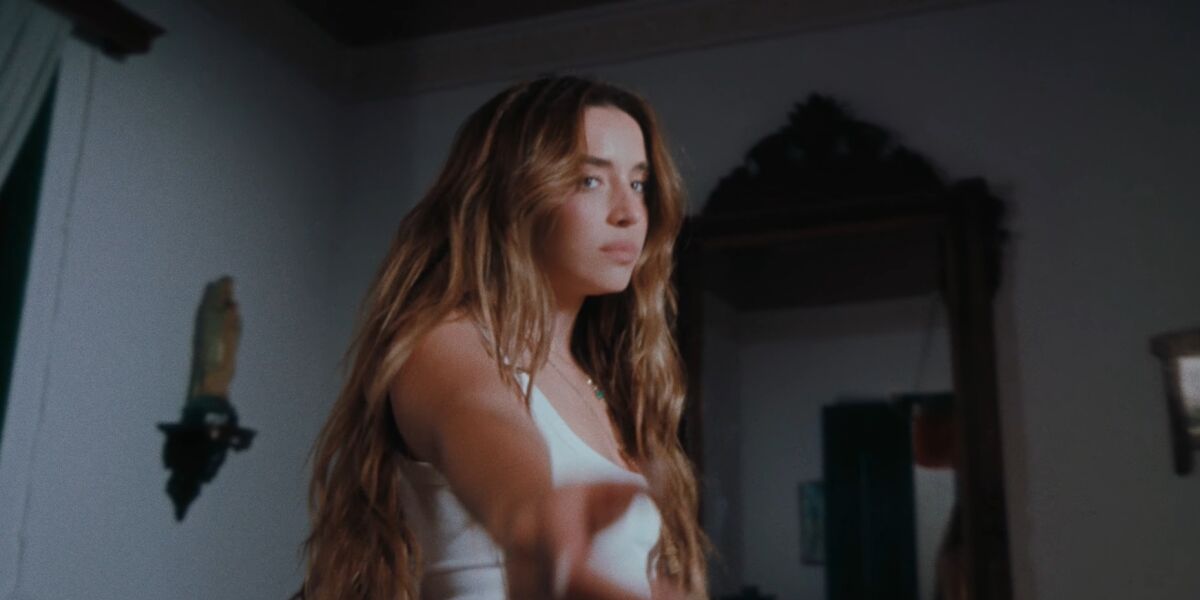 Lola &Iacute;ndigo en el videoclip de 'TUS INICIALES'