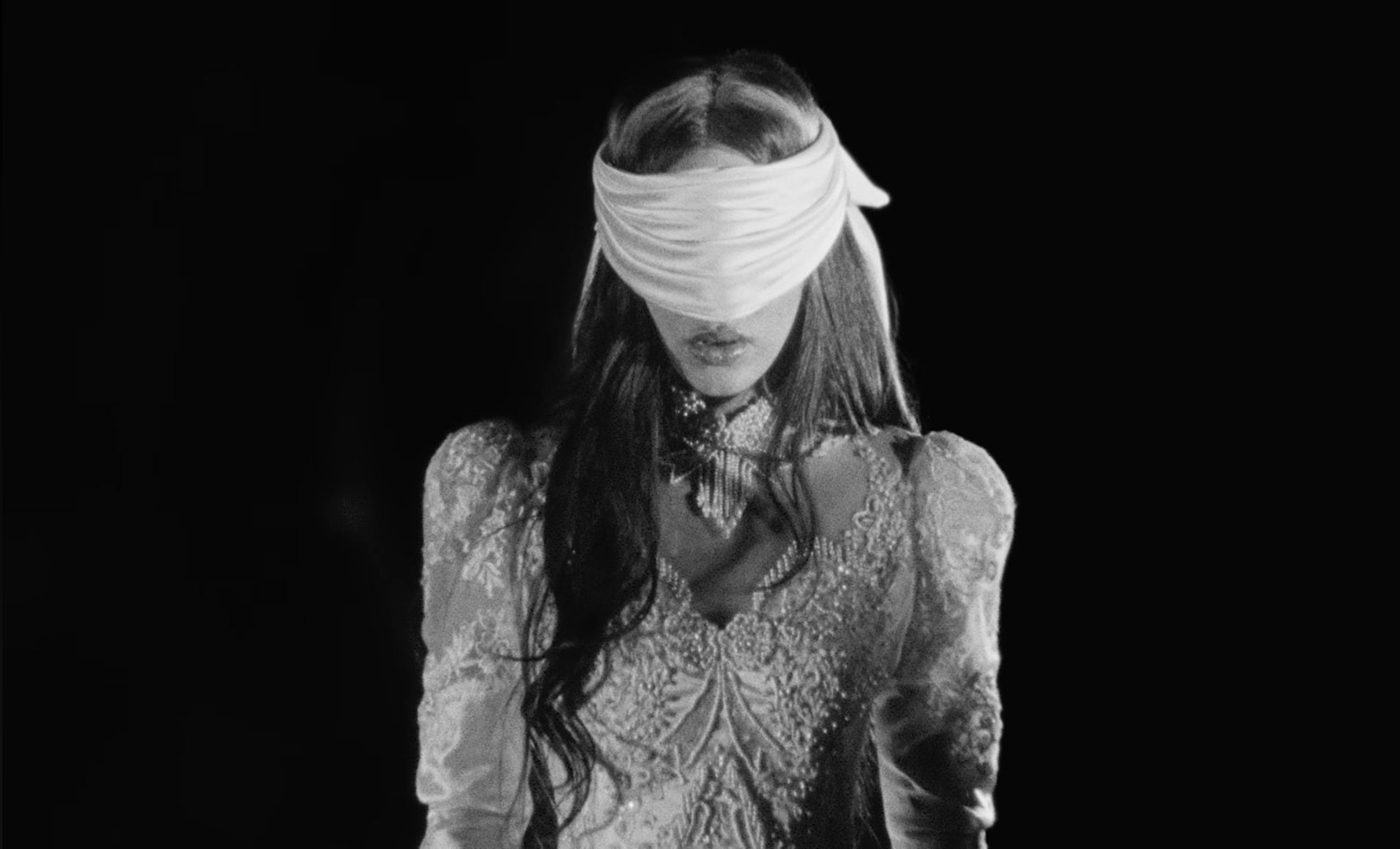 Rosalía en el videoclip de 'Focu 'Ranni' Rosalía en el videoclip de 'Focu 'Ranni'