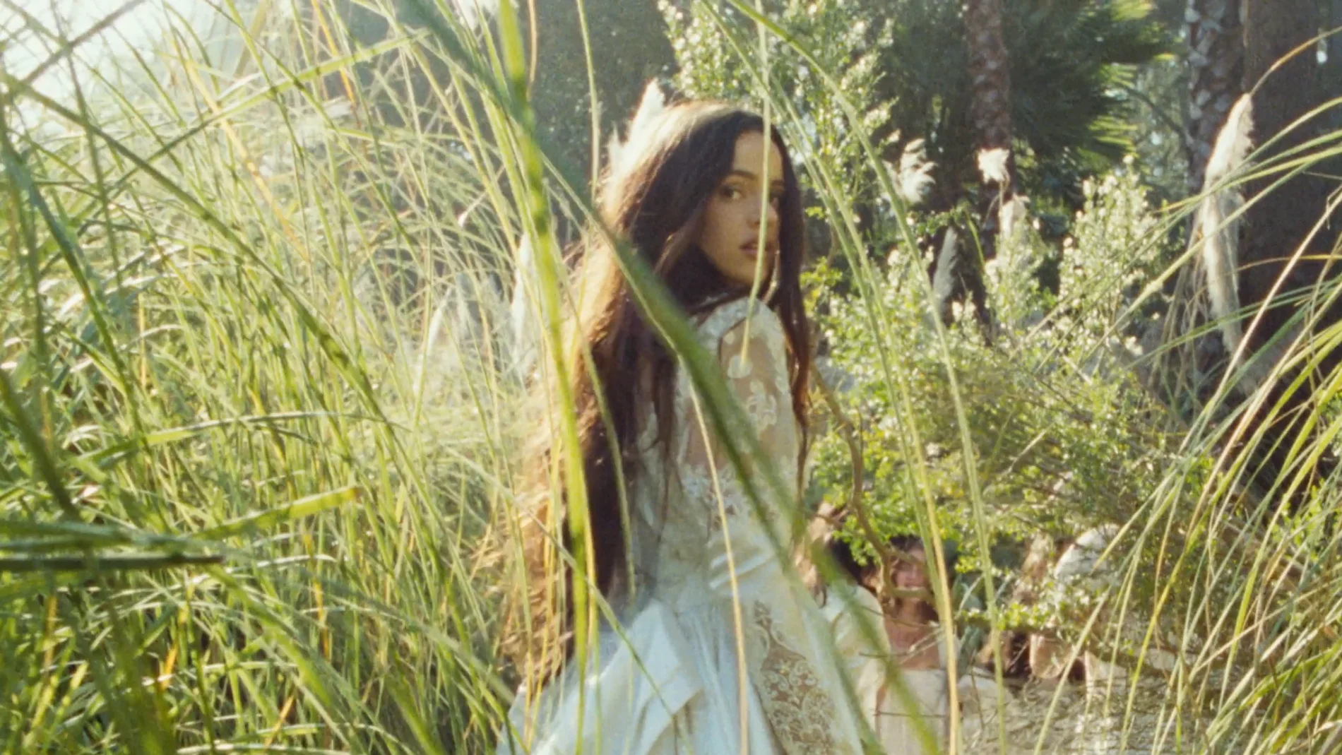 Rosalía en el videoclip de 'Focu 'ranni' Rosalía en el videoclip de 'Focu 'ranni'