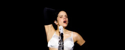 Rosal&iacute;a en Barcelona cantando 'La Perla'