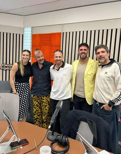 Eva Soriano y Nacho García con Romain, Rubén y Adrià de La Pegatina Eva Soriano y Nacho García con Romain, Rubén y Adrià de La Pegatina
