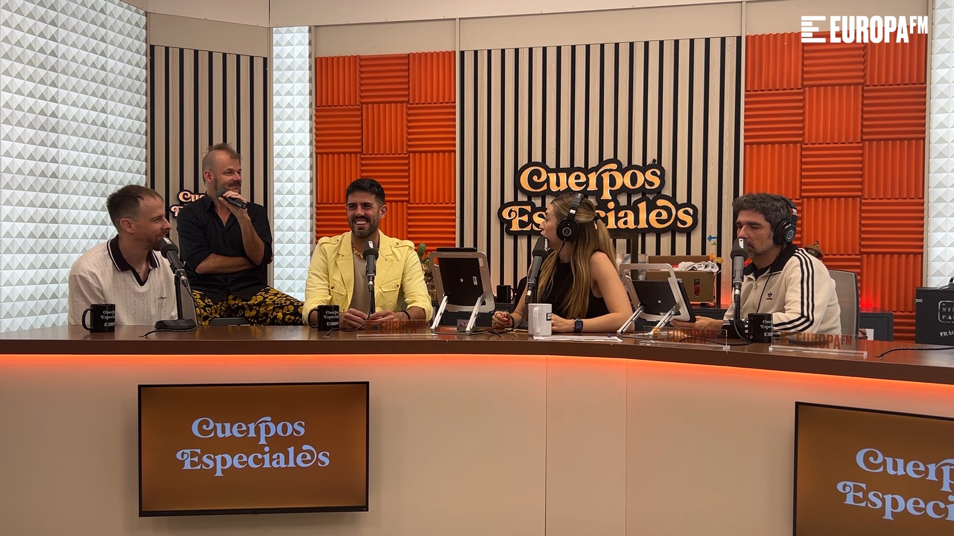 La Pegatina con Eva Soriano y Nacho García en Cuerpos especiales. La Pegatina con Eva Soriano y Nacho García en Cuerpos especiales.