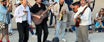 Veintiuno cantando por primera vez 'TROYA' frente al Planetario de Madrid 