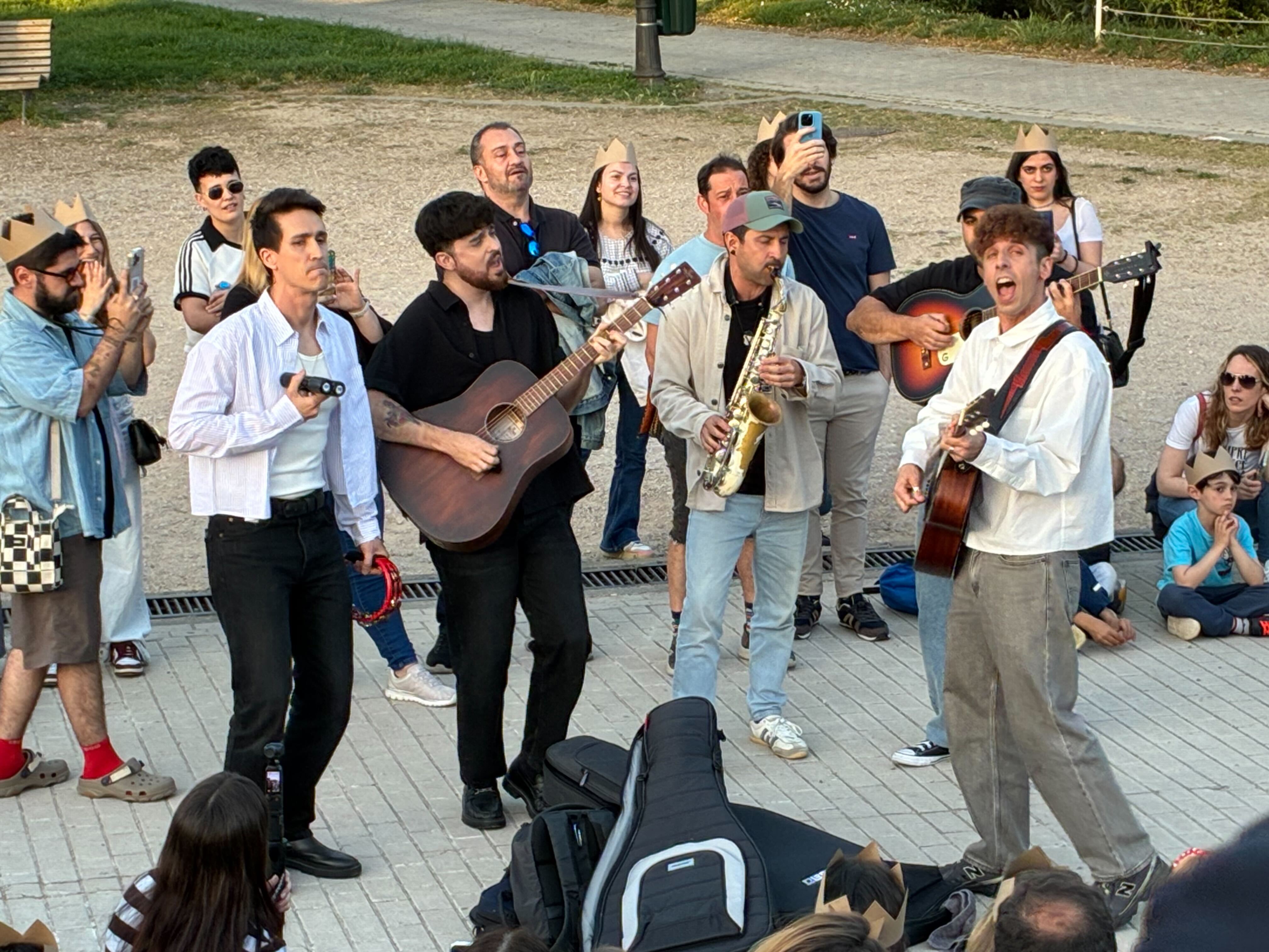 Veintiuno cantando por primera vez 'TROYA' frente al Planetario de Madrid Veintiuno cantando por primera vez 'TROYA' frente al Planetario de Madrid