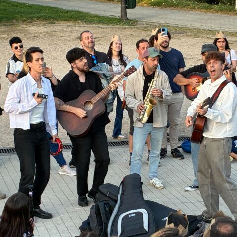 Veintiuno cantando por primera vez 'TROYA' frente al Planetario de Madrid 