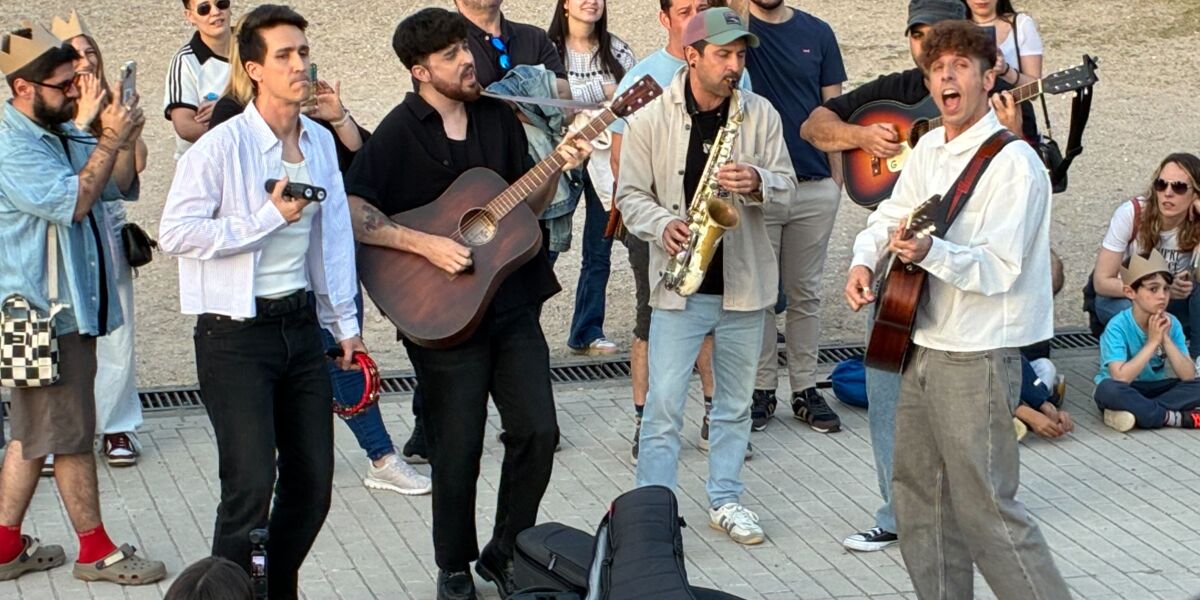 Veintiuno cantando por primera vez 'TROYA' frente al Planetario de Madrid 