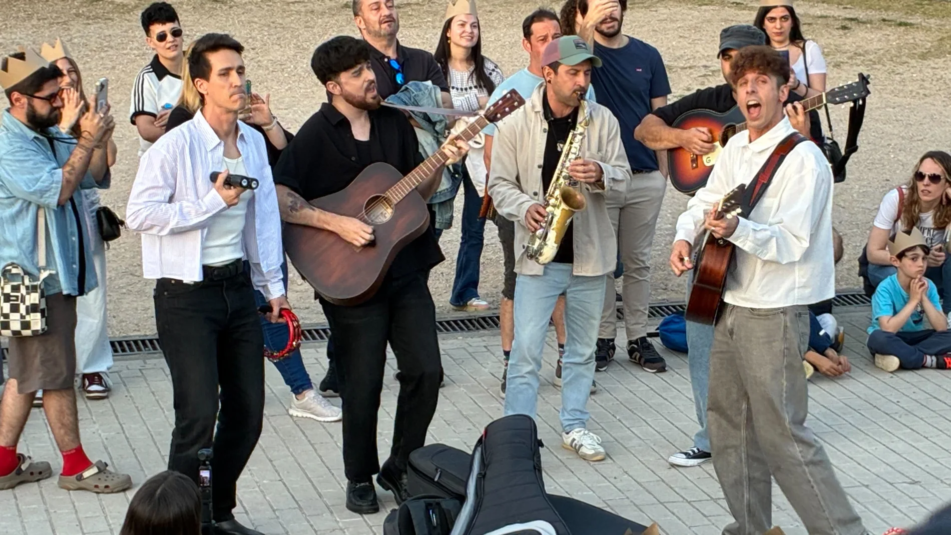 Veintiuno cantando por primera vez 'TROYA' frente al Planetario de Madrid Veintiuno cantando por primera vez 'TROYA' frente al Planetario de Madrid