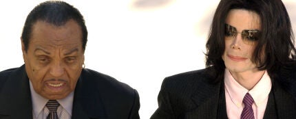 Joseph Jackson y Michael Jackson en 2005