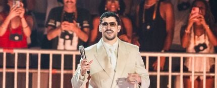 Bad Bunny en S&atilde;o Paulo, con la grada 'Los Vecinos' detr&aacute;s