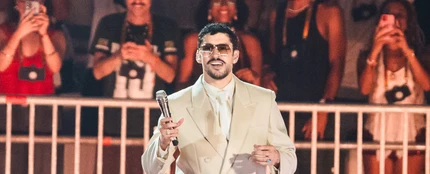 Bad Bunny en São Paulo, con la grada 'Los Vecinos' detrás Bad Bunny en São Paulo, con la grada 'Los Vecinos' detrás