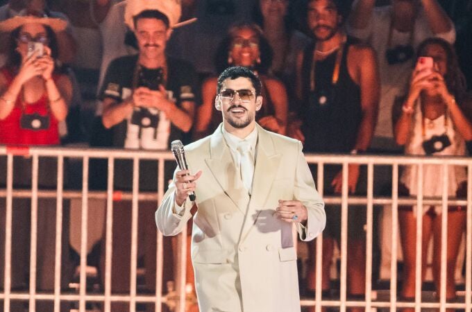 Bad Bunny en São Paulo, con la grada 'Los Vecinos' detrás