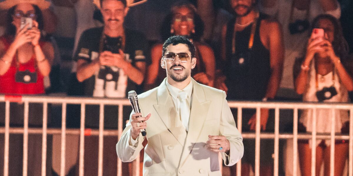 Bad Bunny en S&atilde;o Paulo, con la grada 'Los Vecinos' detr&aacute;s
