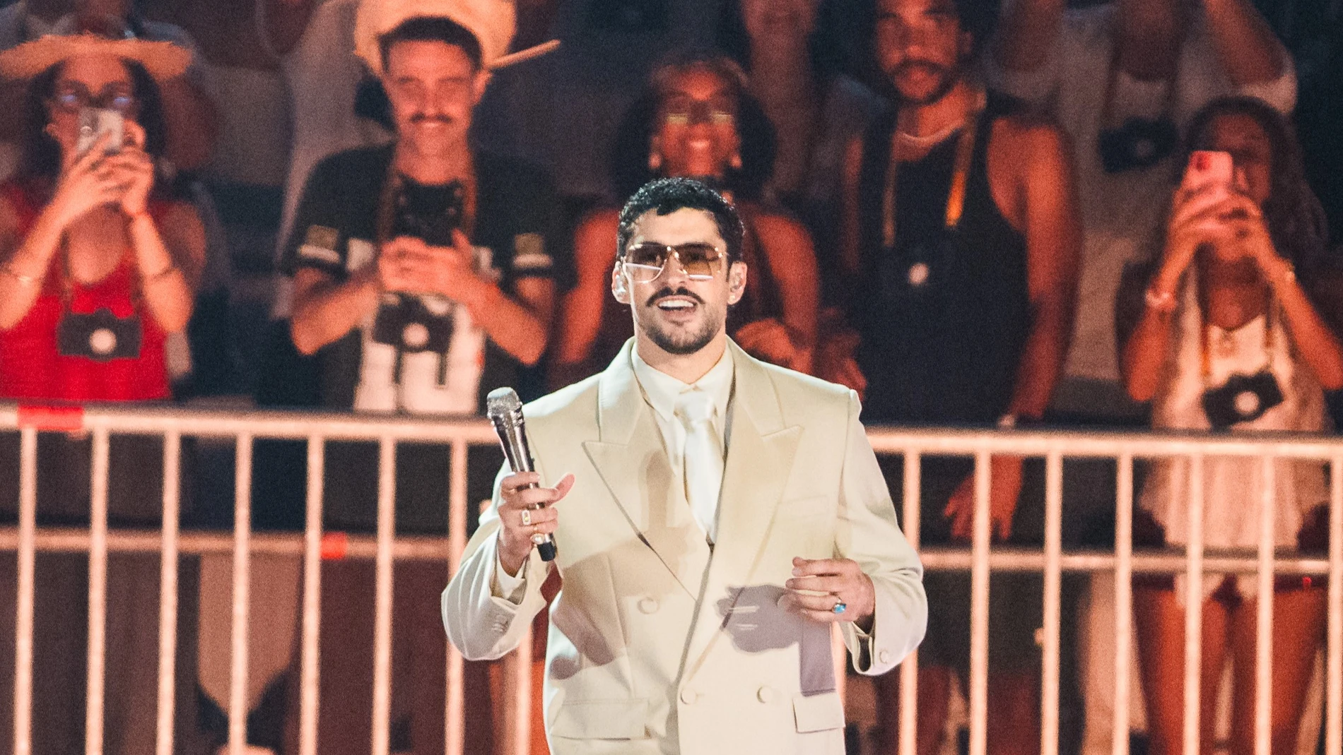 Bad Bunny en São Paulo, con la grada 'Los Vecinos' detrás Bad Bunny en São Paulo, con la grada 'Los Vecinos' detrás