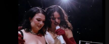 Lola Young y Rosal&iacute;a, en O2 Arena de Londres.