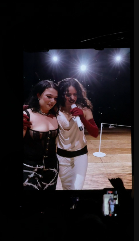 Lola Young y Rosalía, en O2 Arena de Londres. Lola Young y Rosalía, en O2 Arena de Londres.