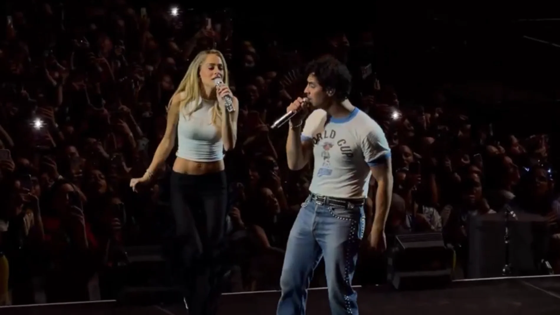 Tini cantando 'This is Me' con Joe Jonas en Argentina Tini cantando 'This is Me' con Joe Jonas en Argentina